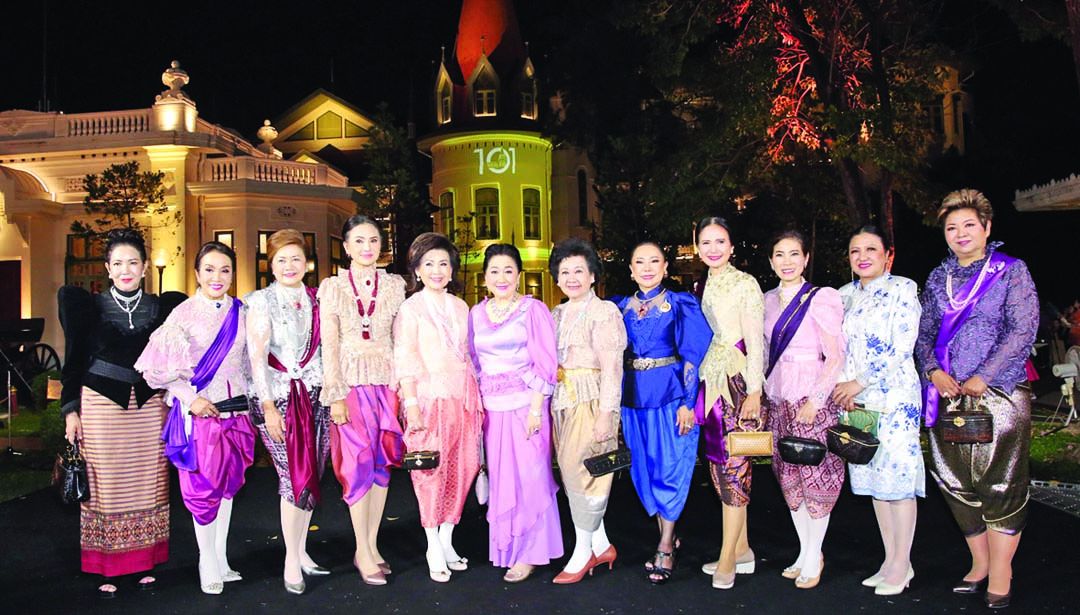ละออ ตั้งคารวคุณ, ผาณิต พูนศิริวงศ์, พล.ต.หญิง ดร.อังคณา สุเมธสิทธิกุล, ธาริกา มงคลสุข, ม.ล.ปุญยนุช เกษมสันต์ ดุลยจินดา และสุภาพสตรี ในแฟชั่นสมัย ร.6