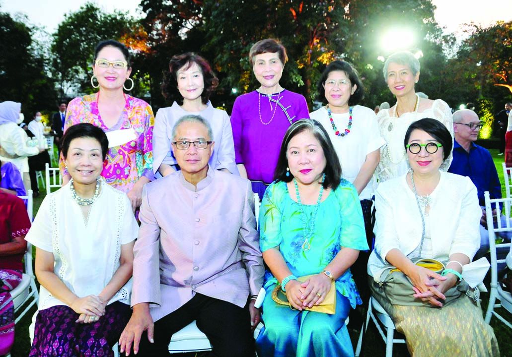 ปิ่นทิพย์ บูรณสถิตพร, รศ.นพ.คณิต-ผุสดี มันตาภรณ์,
ปฏิมา ชวลิต, รัชนิกุล วงศ์สุรไกร, กมลฉัตร วิสุทธิ์อัมพร,
พิณทิพา เชาวน์ศิริ, ปิยะนุช สโรบล และ นภาหทัย
ว่องปรีชา