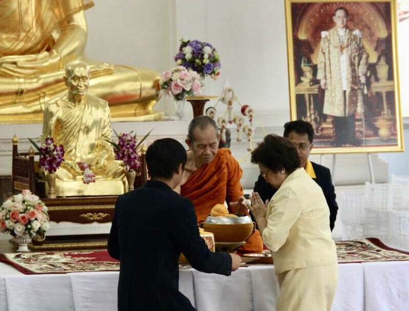 ร่วมตักบาตรข้าวสารอาหารแห้งถวายเป็นพระราชกุศล แด่ พระบาทสมเด็จพระปรมินทรมหาภูมิพลอดุลยเดช บรมนาถบพิตร รัชกาลที่ 9