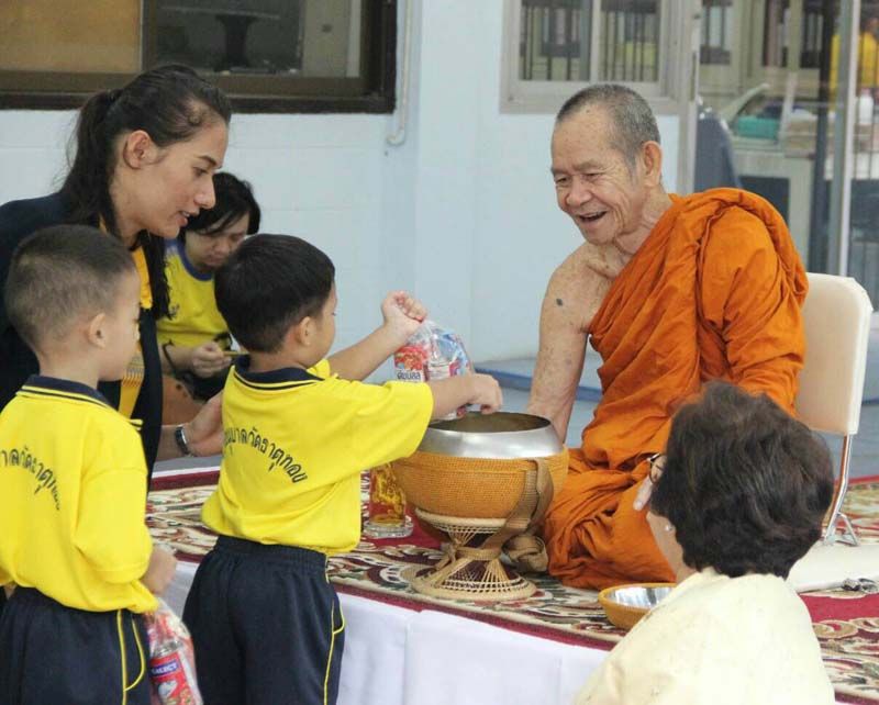 นักเรียน-ผู้ปกครอง ร่วมกันตักบาตรข้าวสารอาหารแห้ง