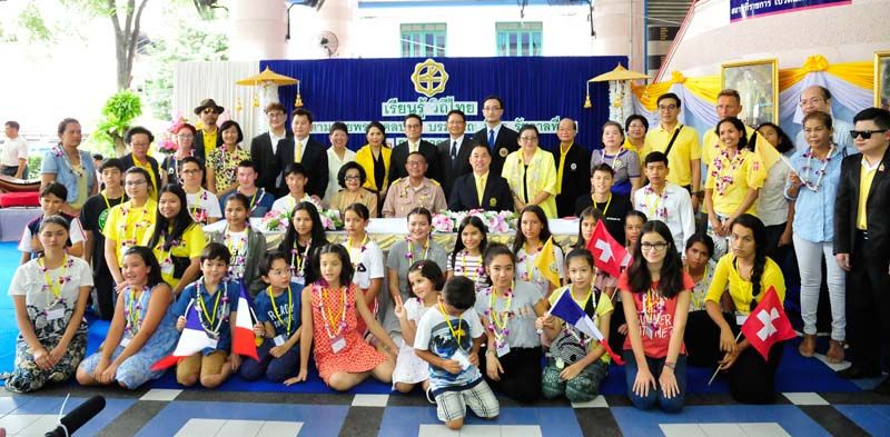 คณะผู้บริหาร แขกผู้มีเกียรติ และคณะผู้ปกครอง-เยาวชนเชื้อสายไทยที่อาศัยอยู่ในต่างประเทศ ร่วมถ่ายภาพ