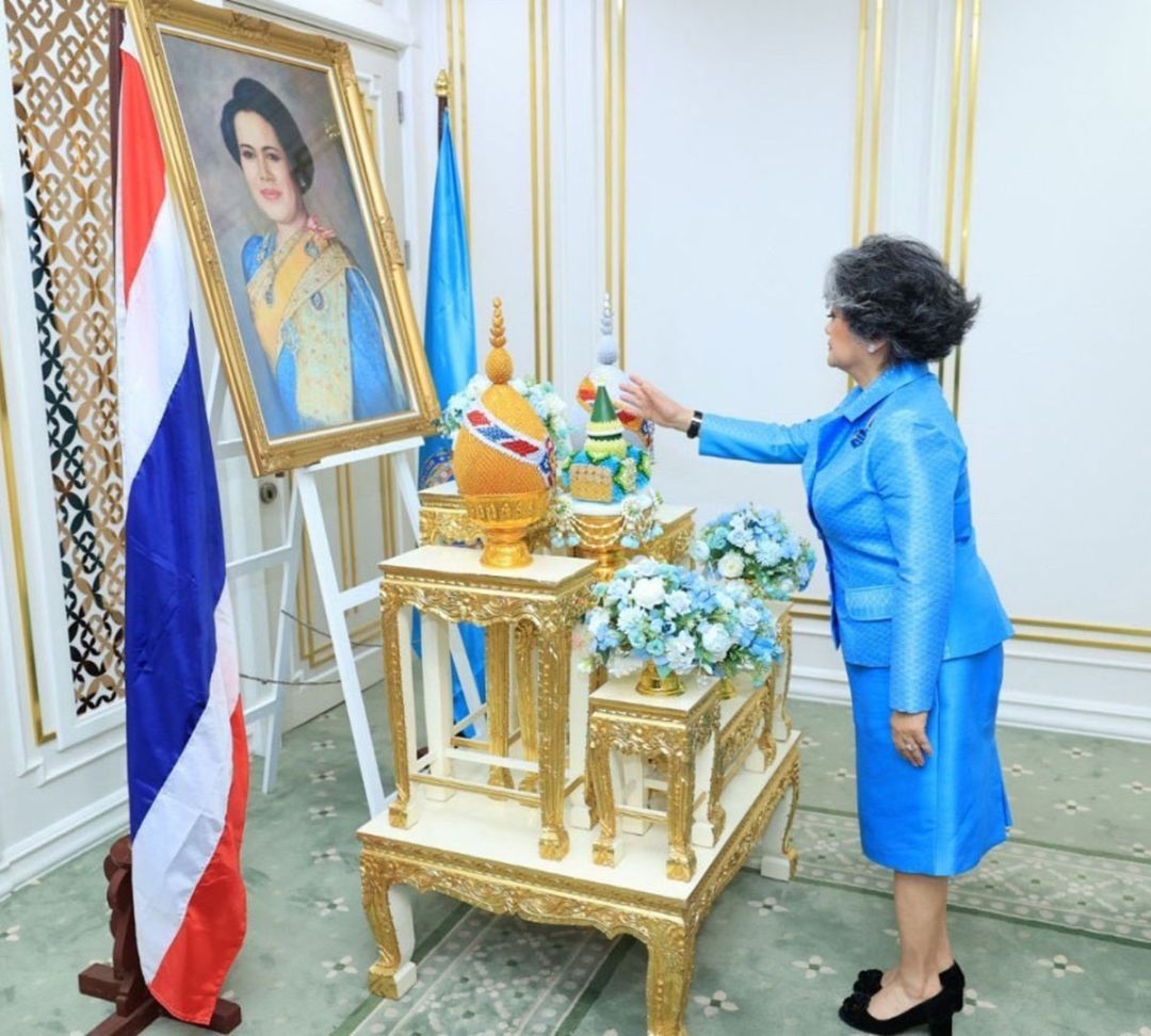 สุกัญญา ประจวบเหมาะ ประธานสภาสมาคมสตรีแห่งชาติฯ เปิดกรวยดอกไม้ถวายความเคารพหน้าพระบรมฉายาลักษณ์ สมเด็จพระนางเจ้าฯ พระบรมราชินีนาถ พระบรมราชชนนีพันปีหลวง

