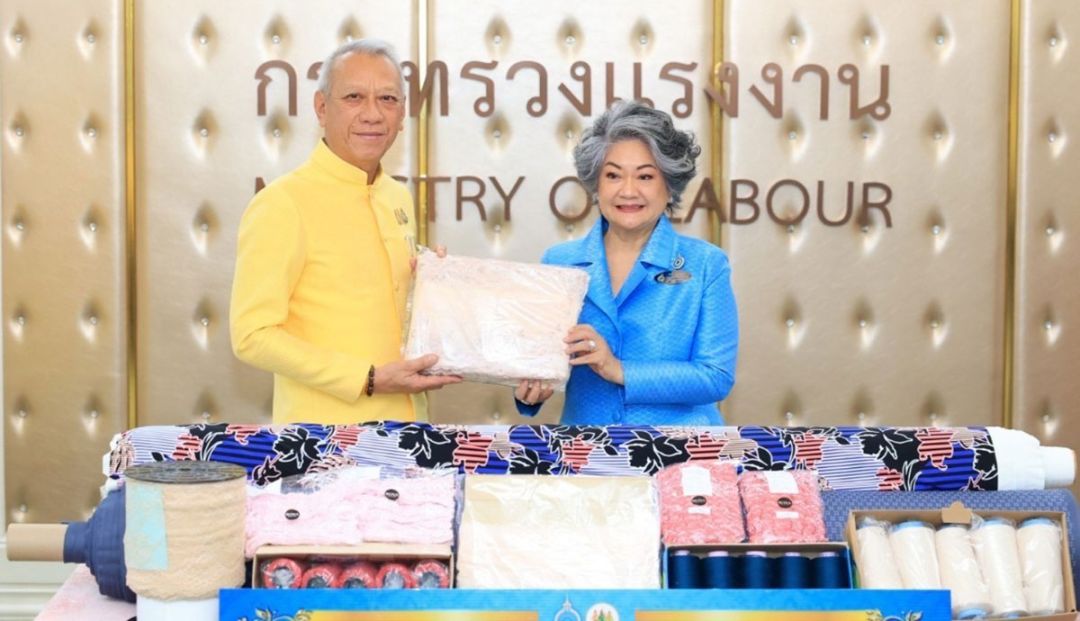 ประธานสภาสมาคมสตรีแห่งชาติฯ ส่งมอบผ้าม้วนและวัสดุอุปกรณ์เพื่อการฝึกอาชีพสตรีให้แก่ รมว.กระทรวงแรงงาน


