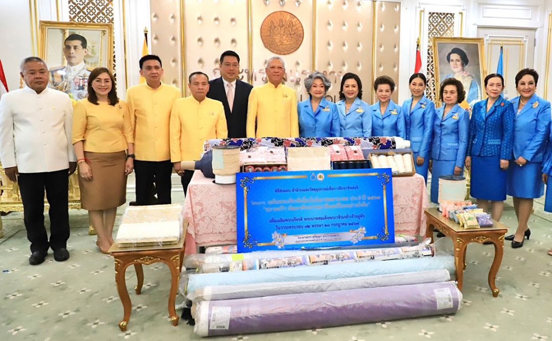 พิพัฒน์ รัชกิจประการ รมว.กระทรวงแรงงาน พร้อมด้วยผู้บริหารถ่ายภาพร่วมกับคณะกรรมการสภาสมาคมสตรีแห่งชาติ

