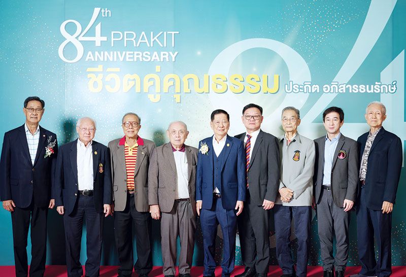 เพื่อน มธ. ร่วมอวยพร นำโดย ม.ร.ว.ปรีดิยาธร เทวกุล, มนู เลียวไพโรจน์, พงษ์ศักดิ์
พยัฆวิเชียร, ซูม ไทยรัฐ-สมชาย กรุสวนสมบัติ, ศ.ดร.สุรพล นิติไกรพจน์, มานิจ สุขสมจิตร,
รศ.นพ.ดิลก ภิยโยทัย ผอ.รพ.ธรรมศาสตร์เฉลิมพระเกียรติ และ ธีระยุทธ ฉายสว่างวงศ์

