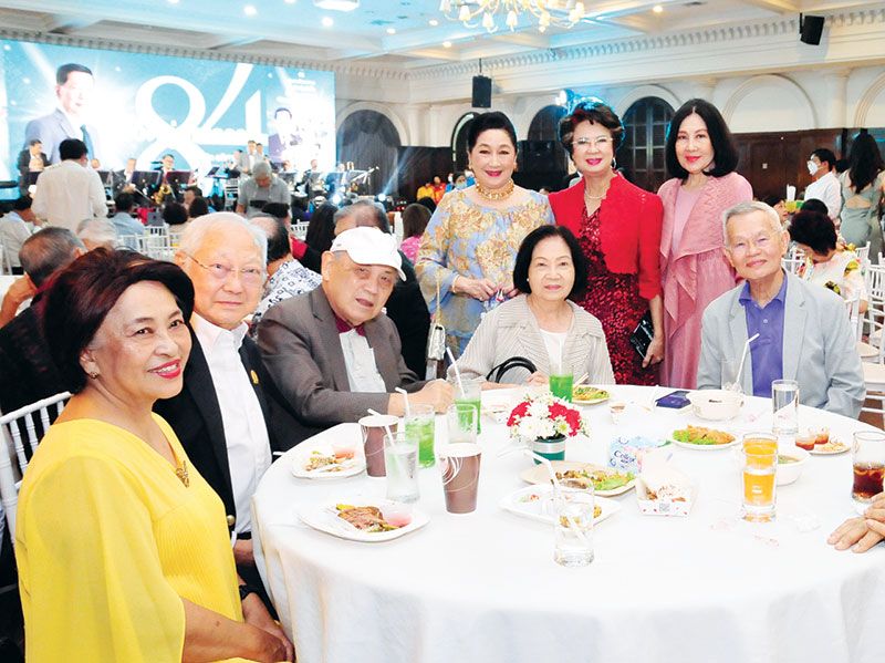 มนู-ผศ.ประภัสสร เลียวไพโรจน์, สมชาย-สุมาลี กรุสวนสมบัติ, ผาณิต พูนศิริวงศ์, ชวนพิศ ฉายเหมือนวงศ์ และ ดารณี สุวรรณสิงห์

