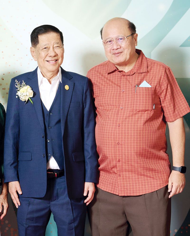 รศ.ดร.นริศ ชัยสูตร อดีต อธิการบดี มธ. ร่วมอวยพร

