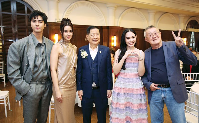 ไอซ์-ภาณุวัฒน์, อแมนด้า ออบดัม และ น้ำฟ้า-ธัญญภัสร์ ภัทรธีรชัยเจริญ นักแสดงดาวรุ่งจาก
ช่อง 3 ร่วมอวยพร