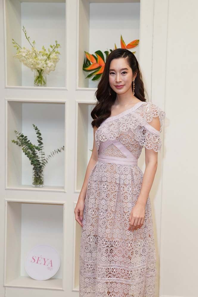 นางเอกสาว ฐิสา-วริฏฐิสา
ลิ้มธรรมมหิศร