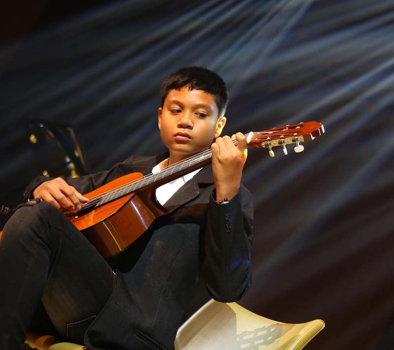 ลีลาของหนุ่มนักกีตาร์