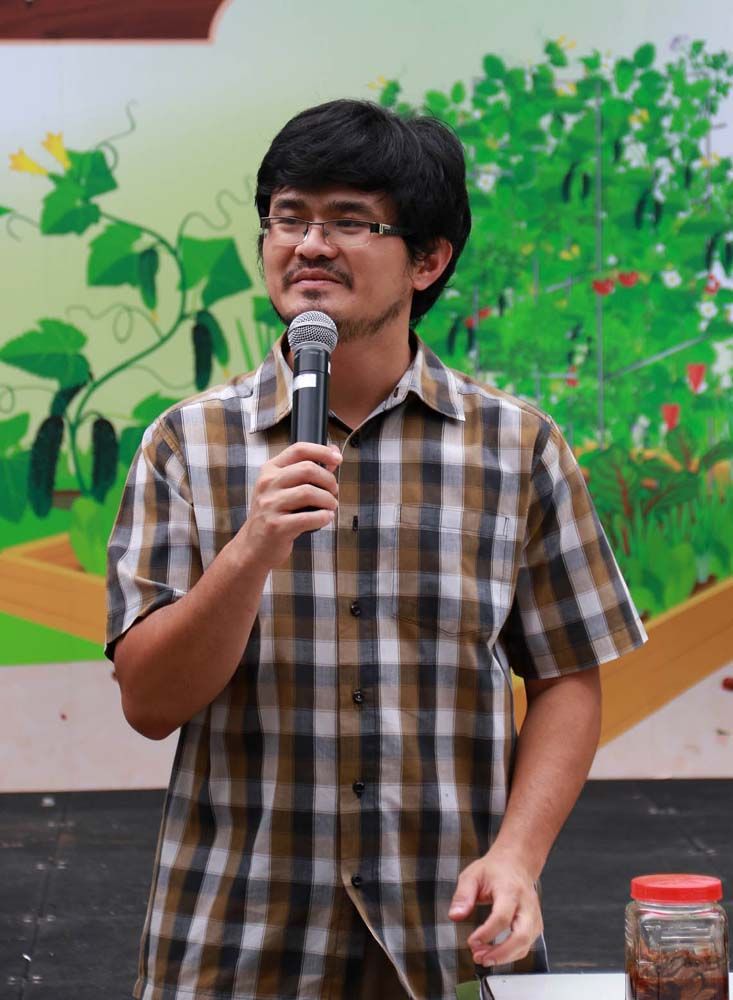 ปริ๊นซ์-นคร ลิมปคุปตถาวร เจ้าของศูนย์เรียนรู้เกษตรในเมือง บ้านเจ้าชายผัก ให้ความรู้ทำปุ๋ยหมักจากเศษอาหารเหลือใช้