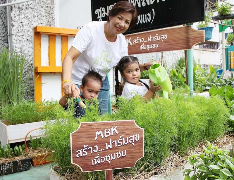 คนในครอบครัวได้มีกิจกรรมร่วมกันและออกกำลังกายสร้างสมาธิช่วยกันปลูกผักสวนครัวรับประทาน