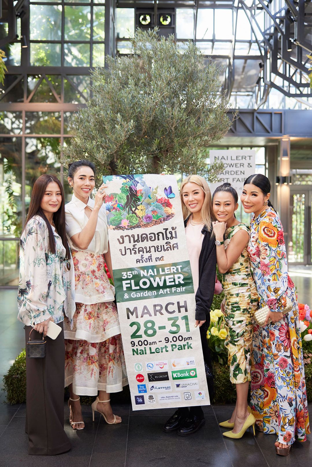 (ซ้าย) ขวัญข้าว เศวตวิมล, ยุวเรต ศรุตานนท์, ปิยา พงศ์กุลภา, ณพาภรณ์ โพธิรัตนังกูร และ ปวริศา เพ็ญชาติ