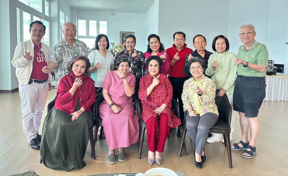 รุ่นใหญ่มีความสุข อาทิ ภคิน-ภรภัทร นิธิธนภัทร, อ.ชลิต-อ.พัชรา ลิมปนะเวช, ขัตติยะ-วรรณา โรจนตรีคูณ, จงกล เกษมศานติ์, โยธินศร์-ภานุมาตีฐต์ สมุทรคีรีจ์, สุมนา อภินรเศรษฐ์,ปัทมาวดี สิงหศิวานนท์ กับครูโฉมฉาย อรุณฉาน และครูดร.หมู-กฤษฎา สุขสำเนียง