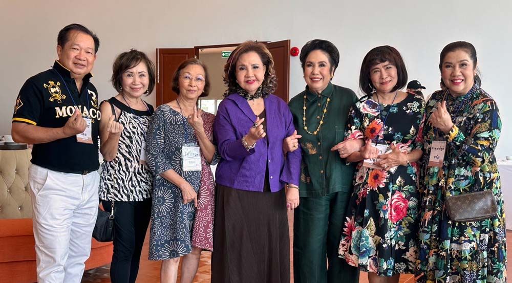 3 สาวมาจาก LA สหรัฐอเมริกา วิมลวรรณ วิจิตรวาทการ, อารียา ชินสิริพจน์,พิศมัย ปัทมเวคิน กับครูโฉมฉาย อรุณฉาน และ สุมนา อภินรเศรษฐ์, โยธินศร์-ภานุมาตีฐต์ สมุทรคีรีจ์