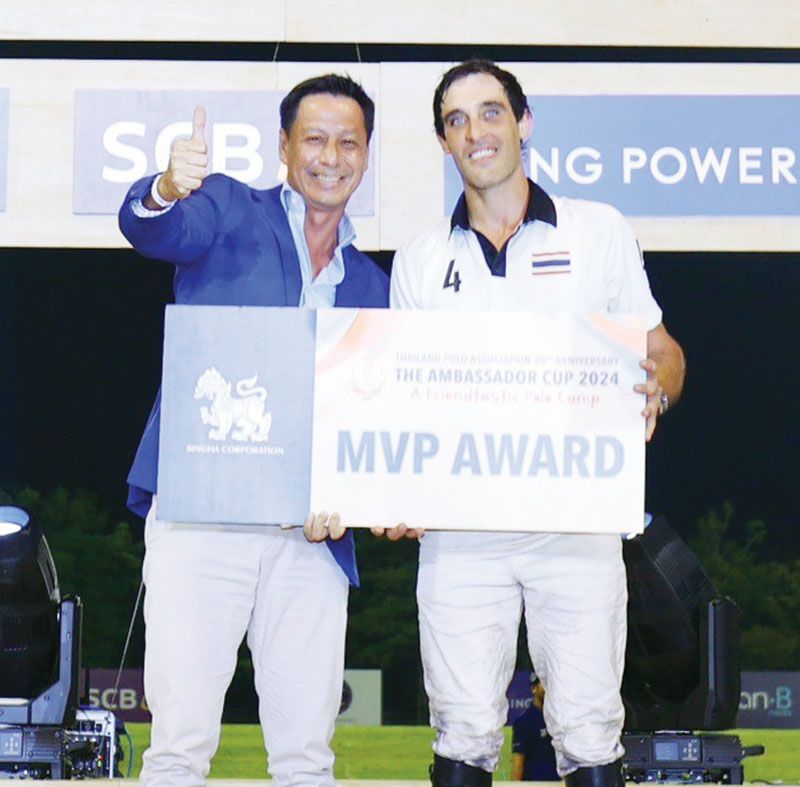 ธิตินันท์ ชุ่มภาณี ผอ.กลุ่มการตลาดแบรนด์แอลกอฮอล์ บจ.บุญรอดเทรดดิ้ง
มอบรางวัล MVP Award (รางวัล
ผู้เล่นทรงคุณค่า) ให้แก่ Mr.Sebastian
Borgi จากทีมเต่าบิน

