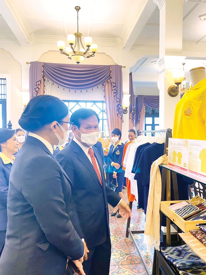 จรูญ ชีวิตโสภณ อุดหนุนสินค้ามูลนิธิอาสาเพื่อนพึ่ง (ภาฯ) ยามยาก สภากาชาดไทย