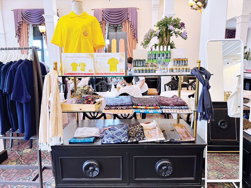 บรรยากาศและสินค้าที่จำหน่ายภายในร้าน PAfé