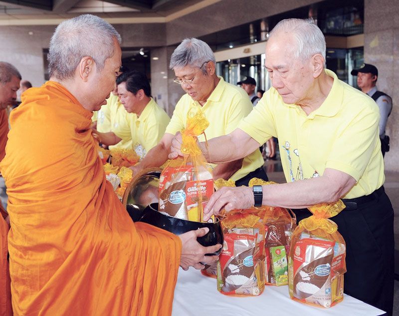 คณะกรรมการ ผู้บริหารและพนักงาน ร่วมทำบุญตักบาตรข้าวสารอาหารแห้งแด่พระภิกษุสงฆ์ จำนวน 99 รูป