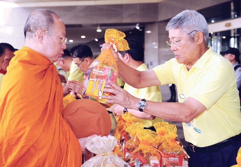 คณะกรรมการ ผู้บริหารและพนักงาน ร่วมทำบุญตักบาตรข้าวสารอาหารแห้งแด่พระภิกษุสงฆ์ จำนวน 99 รูป