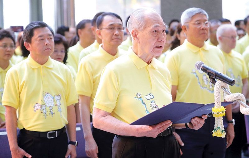 อานันท์ ปันยารชุน นายกกรรมการ ธนาคารไทยพาณิชย์ กล่าวถวายราชสดุดีเฉลิมพระเกียรติและถวายพระพรชัยมงคล เบื้องหน้าพระฉายาลักษณ์สมเด็จพระเจ้าอยู่หัวมหาวชิราลงกรณ บดินทรเทพยวรางกูร โดยมีคณะกรรมการ ผู้บริหาร และพนักงานเข้าร่วมพิธี