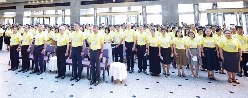 อานันท์ ปันยารชุน นายกกรรมการ ธนาคารไทยพาณิชย์ กล่าวถวายราชสดุดีเฉลิมพระเกียรติและถวายพระพรชัยมงคล เบื้องหน้าพระฉายาลักษณ์สมเด็จพระเจ้าอยู่หัวมหาวชิราลงกรณ บดินทรเทพยวรางกูร โดยมีคณะกรรมการ ผู้บริหาร และพนักงานเข้าร่วมพิธี