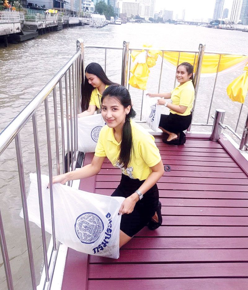 พนักงานร่วมปล่อยพันธุ์ปลาน้ำจืดลงสู่แหล่งน้ำธรรมชาติ