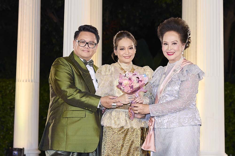 ประธานสมาคมแม่ดีเด่นฯ มอบดอกไม้แทนคำขอบคุณ ผู้สนับสนุนแฟชั่นโชว์สุดอลังการ สุดจิตร์ สุดจิตต์ และ ดร.เกสินี กล่ำอยู่สุข แห่ง ฟินาเล่ เวดดิ้ง สตูดิโอ

