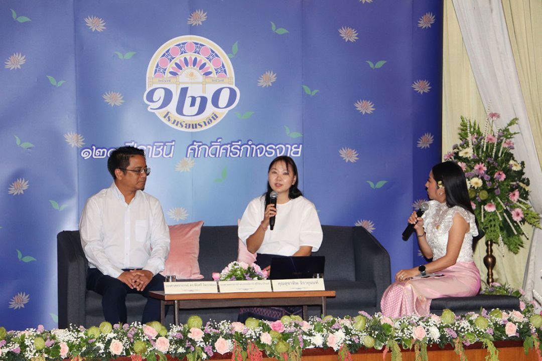 รศ.ดร.พีรศรี โพวาทอง และ รศ.ดร.กรรณิการ์ สุธีรัตนาภิรมย์ ร่วมเสวนา

