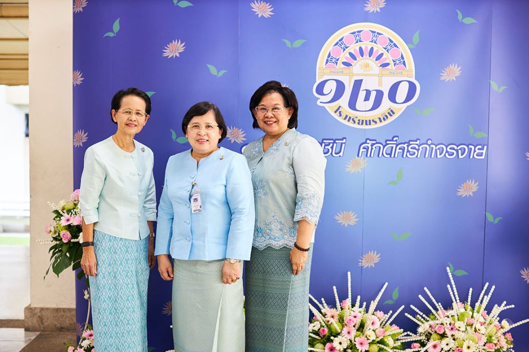 ม.ล.ประทิ่นทิพย์ นาครทรรพ อดีตผู้จัดการ รร.ราชินี, จิตติมณฑน์ ธเนศโชติกร ครูใหญ่ และ เรืองศิริ สิงหเดช อดีตครูใหญ่

