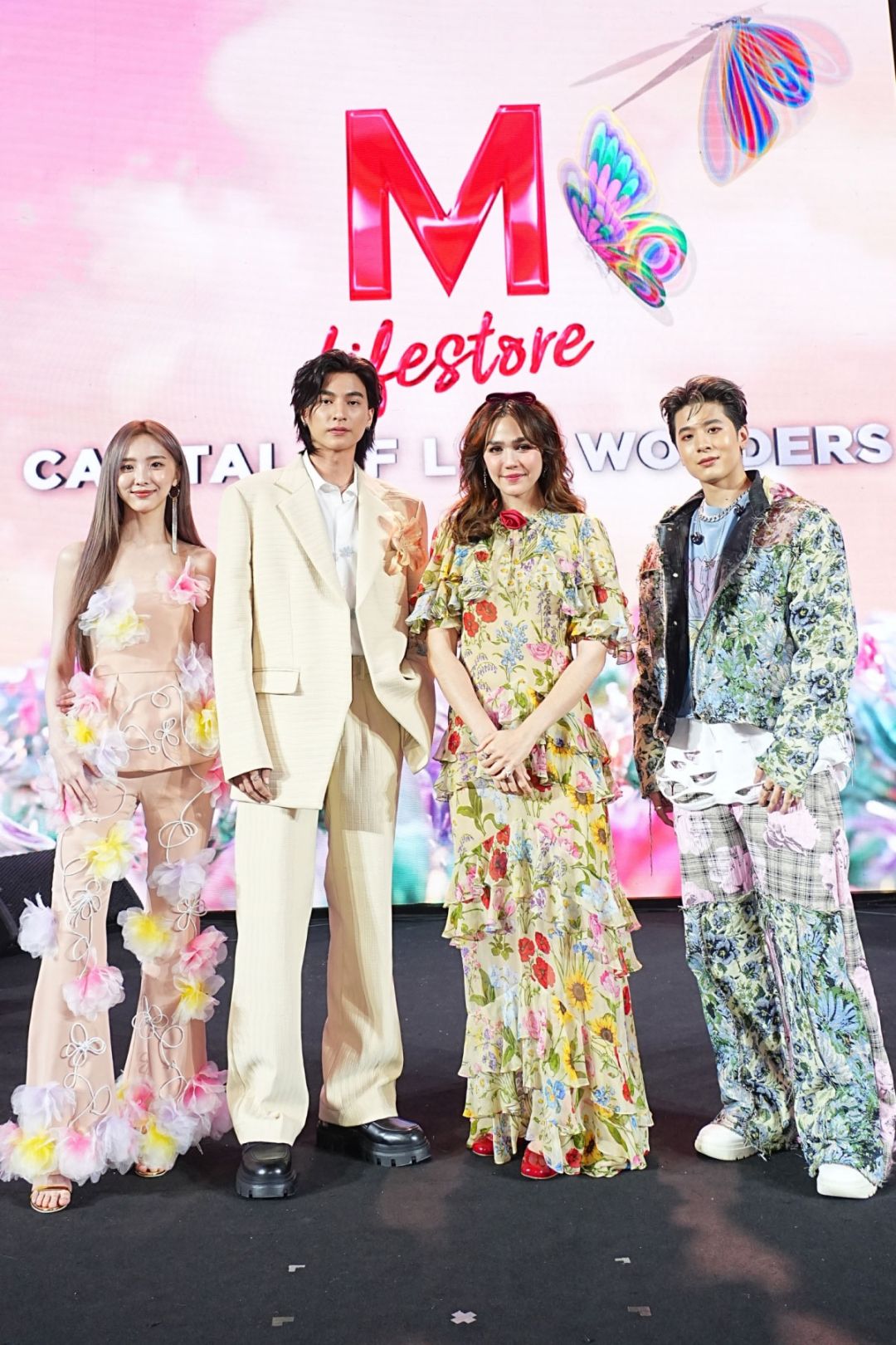 เนเน่ พรนับพัน, กลัฟ-คณาวุฒิ ไตรพิพัฒนพงษ์, ชมพู่-อารยา
เอ ฮาร์เก็ต และปอร์เช่-ศิวกร อดุลสุทธิกุล