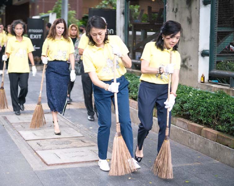 บุษบา และ สุพัตรา จิราธิวัฒน์ ร่วมกิจกรรมบิ๊กคลีนนิ่ง