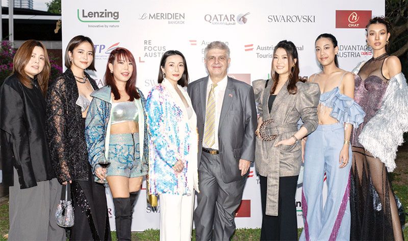 Wilhem M. Donka ออท.ออสเตรีย ถ่ายรูปร่วมกับ สิรินธรา อเนกพุฒิ (ดีไซเนอร์ Sirintra) และแขกผู้มาร่วมงาน

