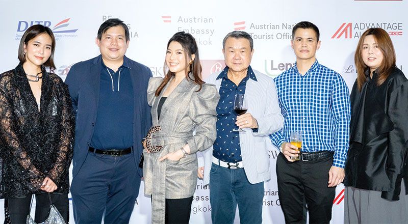 ดลณดา จันทนานนท์ (Brand Communicator), อลงกรณ์ พรหมศิลป์, สิรินธรา อเนกพุฒิ
(ผู้ก่อตั้งและดีไซเนอร์แบรนด์ Sirintra), สมศักดิ์ อเนกพุฒิ, มาร์ค ดวงพิชชากุล และ ณัฐทพัสส์ จันทจิรโกวิท (Brand Executive) ร่วมถ่ายภาพ

