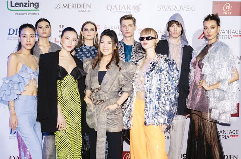 สิรินธรา อเนกพุฒิ (ดีไซเนอร์ Sirintra) ถ่ายภาพกับแขกรับเชิญ และนางแบบ-นายแบบ

