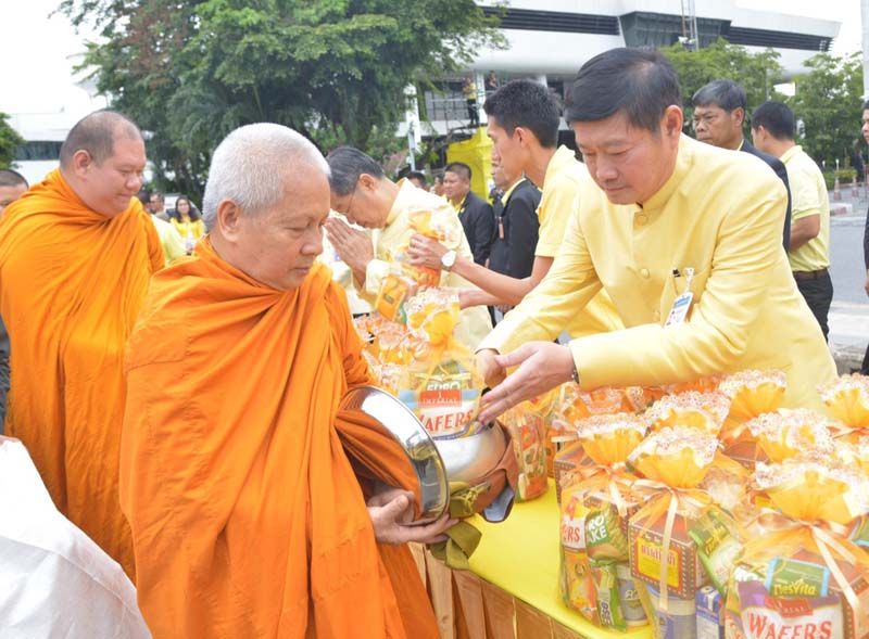 ศ.พิเศษ พรเพชร วิชิตชลชัย ประธานสภานิติบัญญัติแห่งชาติ, สุรชัย เลี้ยงบุญเลิศชัย รองประธาน สนช.คนที่ 1, พีระศักดิ์ พอจิต รองประธาน สนช.คนที่ 2 ร่วมทำบุญตักบาตรพระภิกษุสงฆ์ ณ บริเวณด้านหน้าศาลพระสยามเทวาธิราช