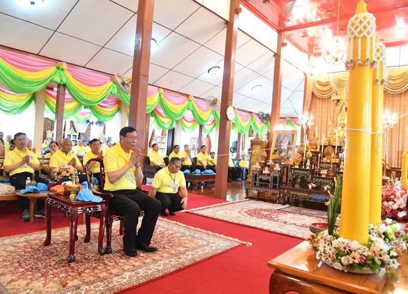 ศ.พิเศษ พรเพชร วิชิตชลชัย ประธานสภานิติบัญญัติแห่งชาติ พร้อมด้วยสมาชิก สนช. ร่วมกันถวายเทียนพรรษาเนื่องในเทศกาลเข้าพรรษาที่วัดน้อยนพคุณ