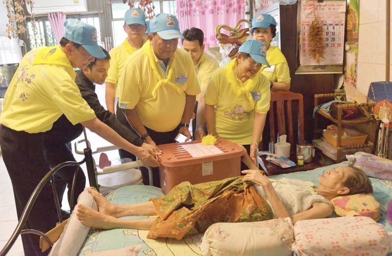 เยี่ยมเยียนและมอบสิ่งของยังชีพให้แก่ผู้สูงอายุที่ป่วยติดเตียง และผู้พิการในชุมชน