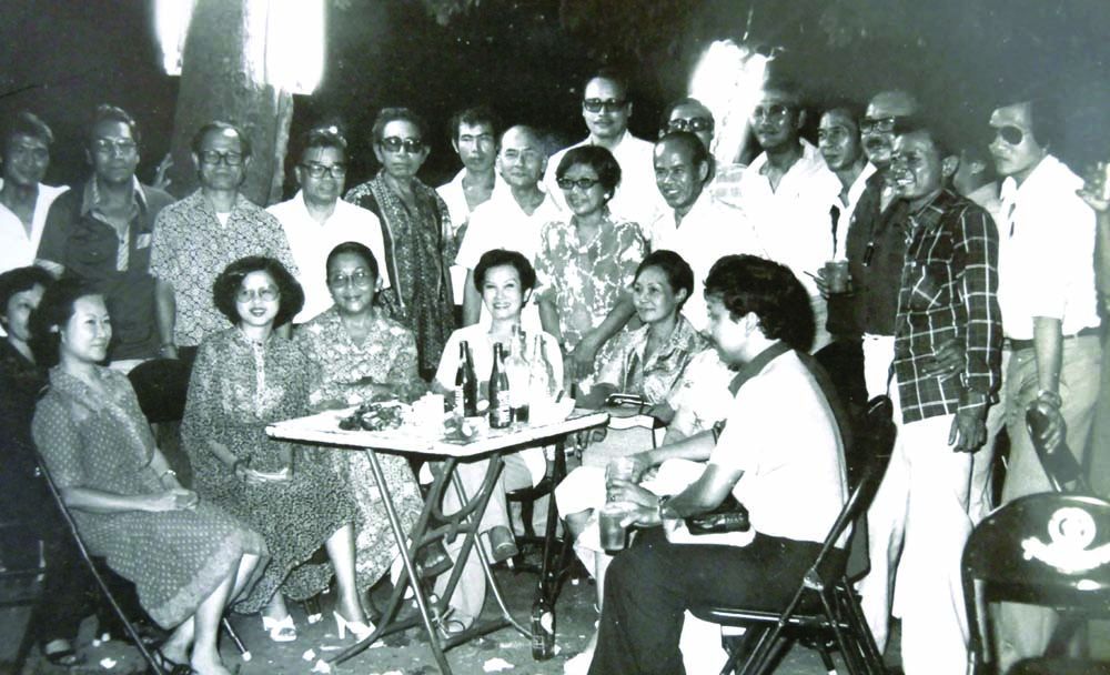 นักเขียนเก่าใหม่ร่วมสังสรรค์