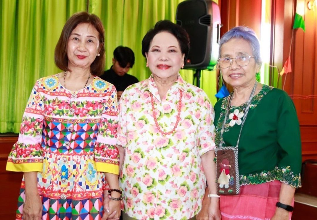 นรีภพ จิระโพธิรัตน์ นายกสมาคมนักเขียนฯ, ท่านผู้หญิงวิวรรณ
วรวรรณ เศรษฐบุตร และ ชมัยภร บางคมบาง ศิลปินแห่งชาติสาขาวรรณศิลป์ อดีตนายกสมาคมนักเขียนฯ