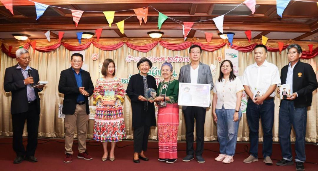 ชมัยภร บางคมบาง มอบรางวัลศรีบูรพา ประจำปี 2567 ให้แก่ รุ่งมณี เมฆโสภณ

