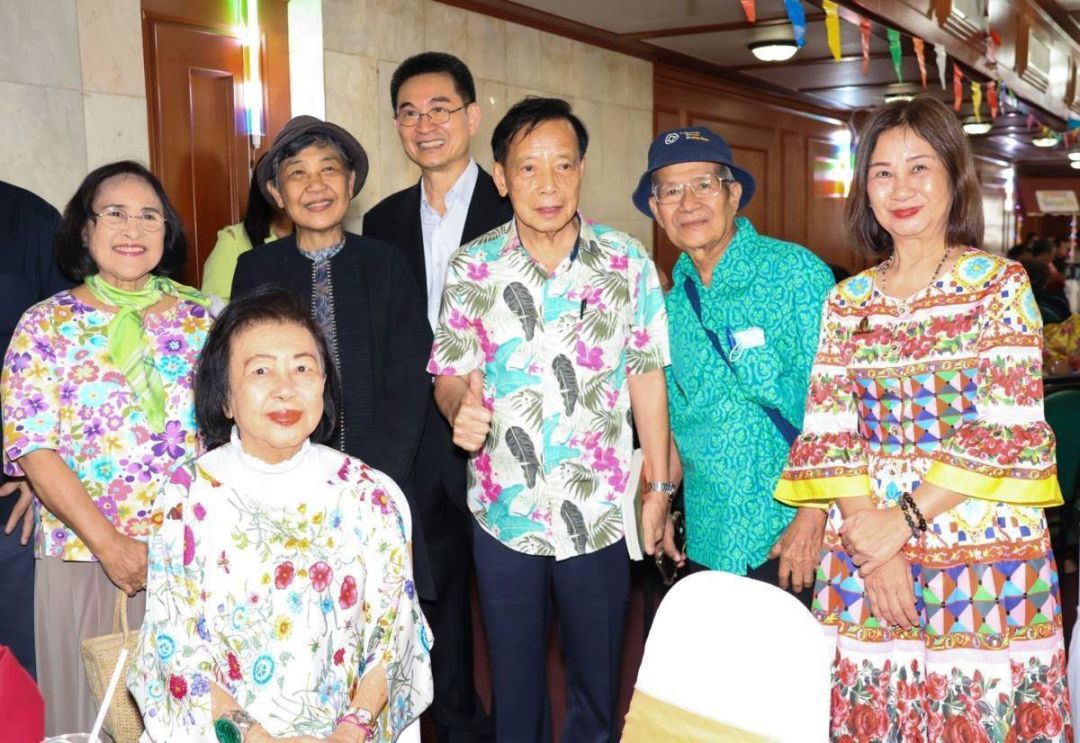 นรีภพ จิระโพธิรัตน์ นายกสมาคมนักเขียนฯ ถ่ายรูปร่วมกับ ประสาน มฤคพิทักษ์ อดีตสมาชิกวุฒิสภา และนักเขียนรุ่นพี่ รุ่นน้อง

