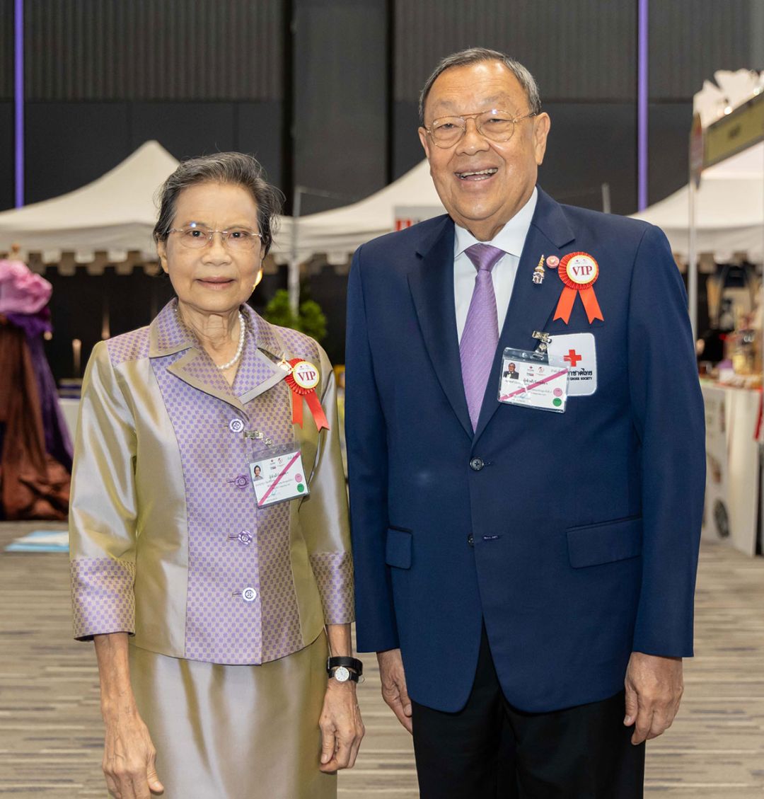 คุณหญิงชฎา วัฒนศิริธรรม เหรัญญิก
สภากาชาดไทย และ ขรรค์ ประจวบเหมาะ ผอ.สนง.จัดหารายได้ สภากาชาดไทย
