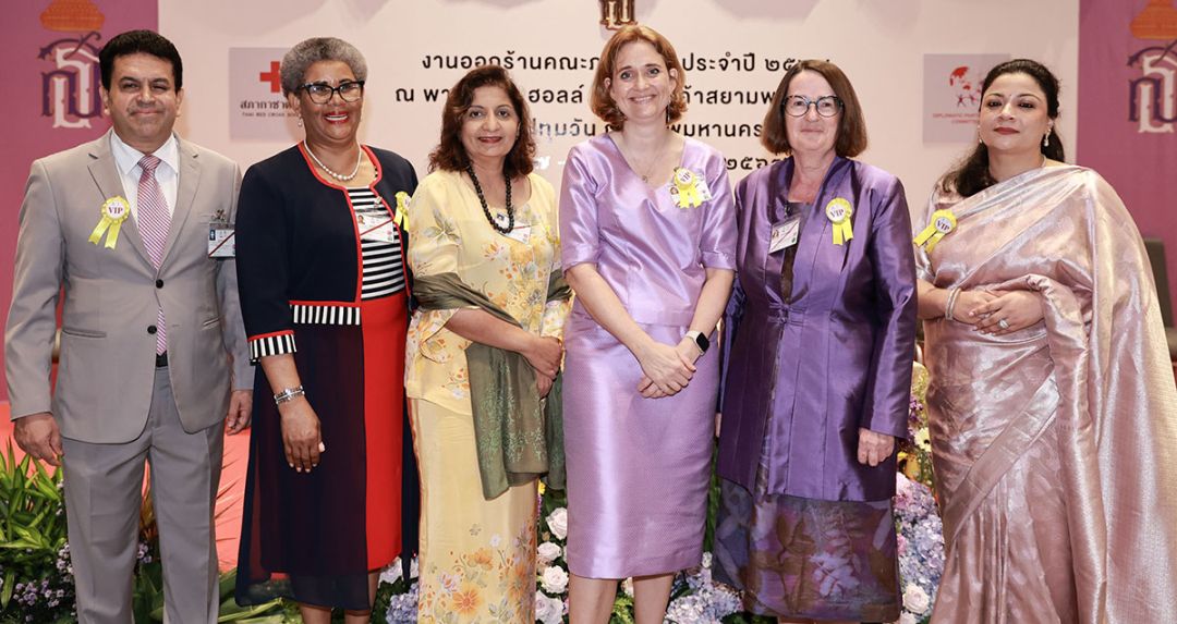 Mr.Stephen Senanayake คู่สมรส ออท.ศรีลังกา, Mrs.Thandiwe Doris Africa
ภริยา ออท.แอฟริกาใต้, Datin Catherina Christine Cherian ภริยา ออท.มาเลเซีย,
Mrs.Camilla Thorgaard ภริยา ออท.เดนมาร์ก, Ms.Amanda McDonald ภริยา ออท.นิวซีแลนด์ และประธานคณะกรรมการจัดงานออกร้านคณะภริยาทูต ประจำปี 2567,
Mrs.Pragjna Singh ภริยา ออท.อินเดีย และประธานจัดทำสลากคณะภริยาทูต ประจำปี 2567