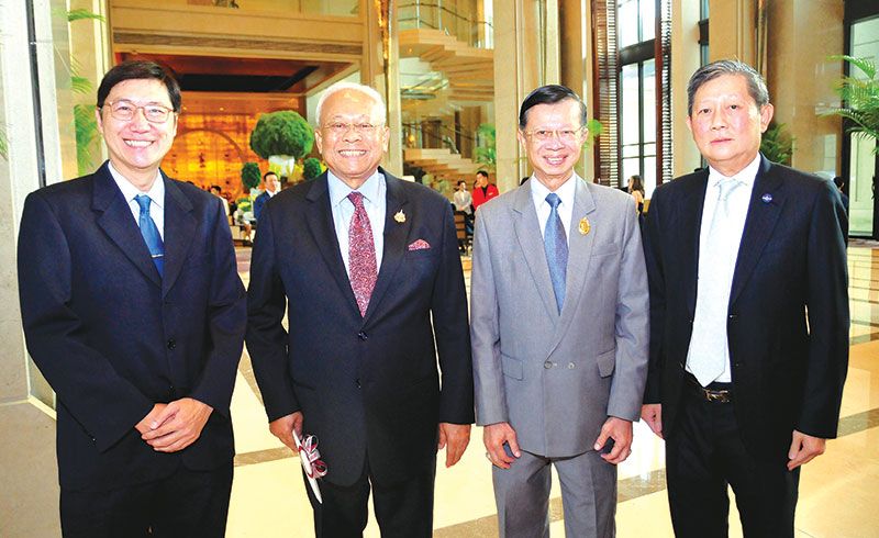 สุเทพ เทือกสุบรรณ ร่วมด้วย รศ.นพ.ปิยะ เนตรวิเชียร ผอ.รพ.เกษมราษฎร์ ประชาชื่น, นพ.กิตติศักดิ์ ฐานะสิทธิ์ ผอ.รพ.เกษมราษฎร์ บางแค และ ฉัตรชัย ปิยะสมบัติกุล


