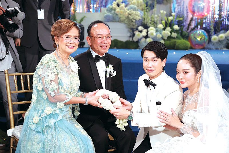 บ่าว-สาวนำพวงมาลัยมากราบคุณพ่อ-คุณแม่พี่พีท

