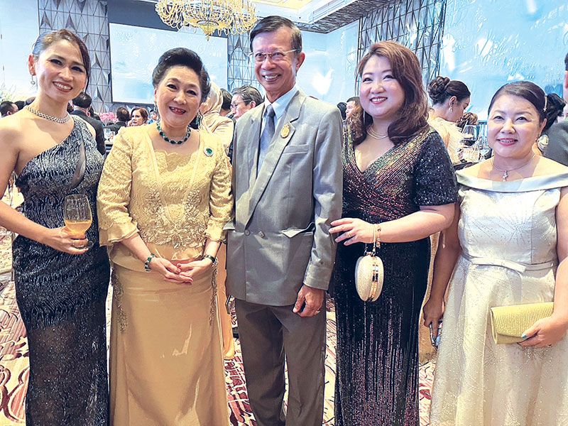 ผาณิต พูนศิริวงศ์ กับ รศ.นพ.ปิยะ เนตรวิเชียร ผอ.รพ.เกษมราษฎร์
ประชาชื่น พร้อมด้วย สุมาลี ดวงเนตร ผอ.ฝ่ายการพยาบาล, นันทกา สุขสุมิตร ผอ.ศูนย์ธุรกิจ และ ชุลีกร พณะงาม ผจก.ฝ่ายการตลาด


