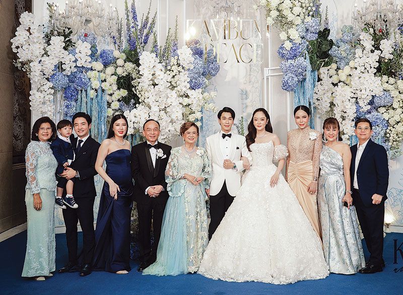 บี-มาติกา อรรถกรศิริโพธิ์ แม่สื่อคนสำคัญมาร่วมอวยพรพร้อมกับสามี
กรกฤช จุฬางกูร

ผาณิต พูนศิริวงศ์, ฉัตรสุดา จันทร์ดียิ่ง และ สมชัย สมัยสุต

