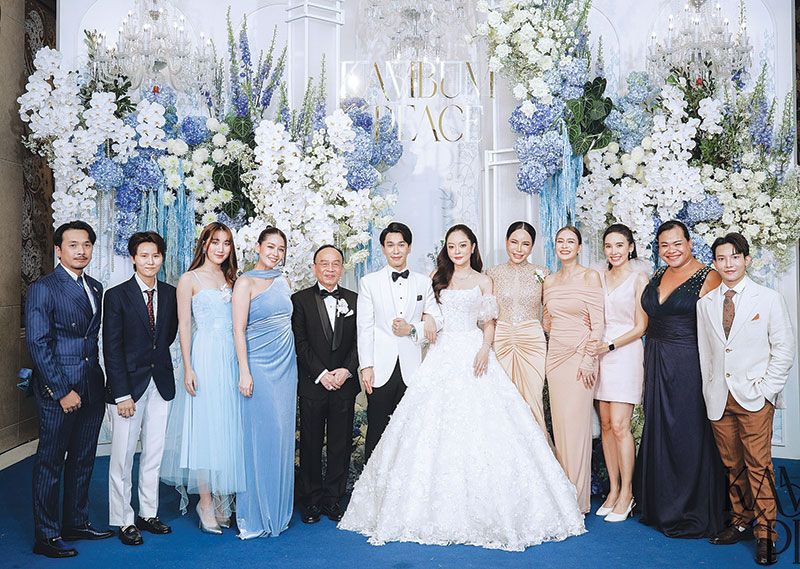 เพื่อนนักแสดง อาทิ โม-อมีนา พินิจ, เบนซ์-ปุณยาพร พูนพิพัฒน์ และ เบสท์-รักษ์วนีย์ คำสิงห์

