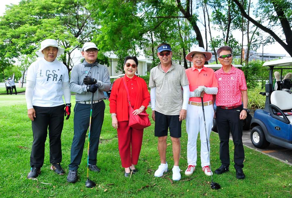 จำกัดธิต ศิริพูนทรัพย์ ประธานชมรมกอล์ฟธรรมศาสตร์, ผาณิต พูนศิริวงศ์ อุปนายกสมาคม พร้อมด้วยผู้เข้าแข่งขันทีม รพธ.1 นำโดย ศ.ดร.สุรพลนิติไกรพจน์ นายกสภามหาวิทยาลัยธรรมศาสตร์, อภิชาต จูตระกูล ประธานบมจ.แสนสิริ, วีระพันธุ์ จักรไพศาล และ ทวีศักดิ์ เลิศประพันธ์
